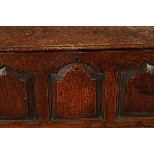 47 - A MID 18TH CENTURY OAK WELSH COFFER BACH the lift off top above three arcaded panels to the front wi... 