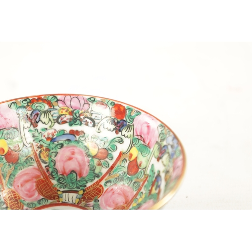 541 - A 20TH CENTURY CHINESE EXPORT FAMILLE ROSE SMALL RICE BOWL decorated with rose medallions amongst a ... 