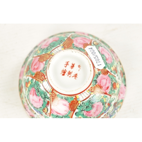 541 - A 20TH CENTURY CHINESE EXPORT FAMILLE ROSE SMALL RICE BOWL decorated with rose medallions amongst a ... 