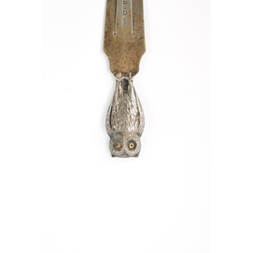 735 - AN EARLY 20TH CENTURY SILVER NOVELTY BOOKMARK FORMED AS AN OWL having glass eyes and engraved initia... 