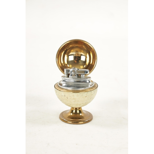 971 - ‘GOLFING INTEREST’ A DESK LIGHTER FORMED AS A GOLF BALL ON STAND (8cm high )