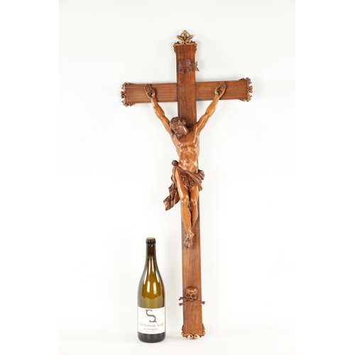 979 - A GOOD 19TH CENTURY CARVED WALNUT CORPUS CRISTI of large size with box wood inlaid cross. (90cm over... 