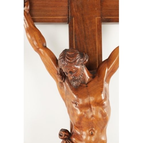 979 - A GOOD 19TH CENTURY CARVED WALNUT CORPUS CRISTI of large size with box wood inlaid cross. (90cm over... 