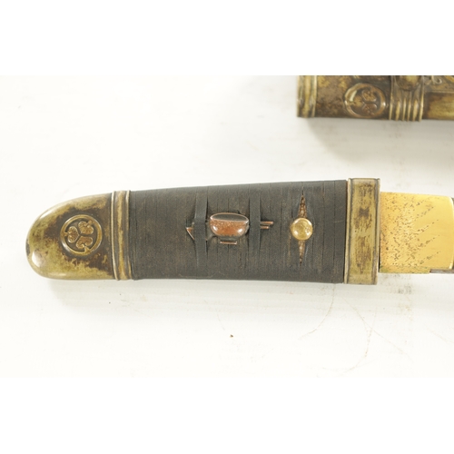 118 - A 19TH CENTURY JAPANESE MEIJI PERIOD TANTO having leaf work medallions to the sheath, with steel bla... 