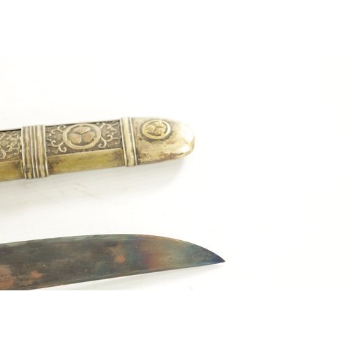 118 - A 19TH CENTURY JAPANESE MEIJI PERIOD TANTO having leaf work medallions to the sheath, with steel bla... 
