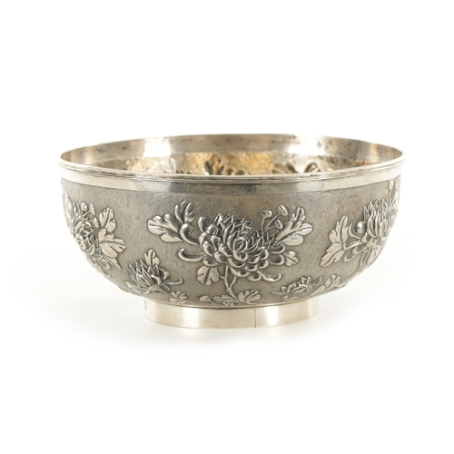 165 - A LATE 19TH CENTURY CHINESE EXPORT SILVER BOWL BY WANG HING. Having a raised rim and hallmarked circ... 