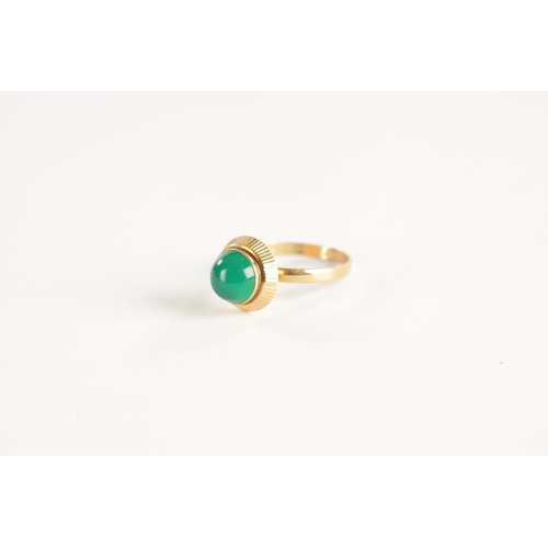288 - AN 18CT GOLD CABOCHON EMERALD RING With fluted frame, total weight app. 2.4g. Ring size N.