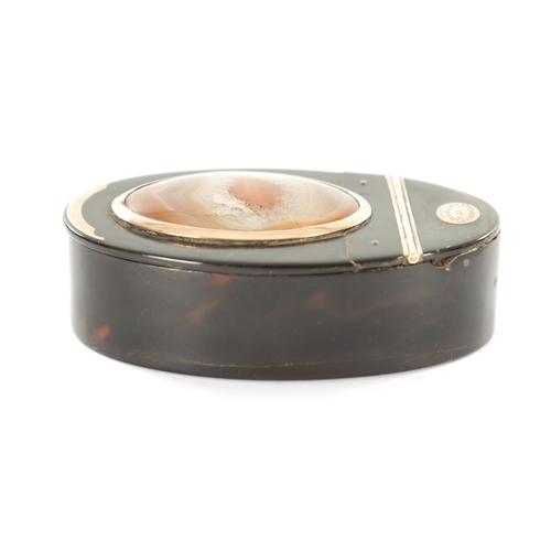 314 - AN EARLY 19TH CENTURY GOLD MOUNTED AGATE AND TORTOISESHELL SNUFF BOX With oval cartouche inscribed 