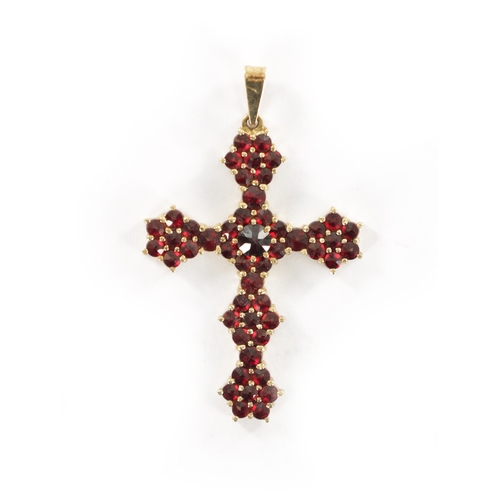 326 - A 9CT GOLD GARNET SET CROSS PENDANT With claw setting and loop suspension. Total weight app. 4.2g (4... 