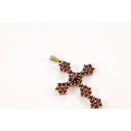 326 - A 9CT GOLD GARNET SET CROSS PENDANT With claw setting and loop suspension. Total weight app. 4.2g (4... 