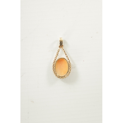 336 - A .375 YELLOW GOLD SMALL CAMEO PENDANT with a delicate rope-twist border and hanging ring. 1.69g