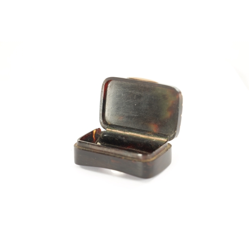 349 - AN EARLY 19TH CENTURY GOLD MOUNTED TORTOISESHELL SNUFF BOX With hinged lid having a pressed platted ... 