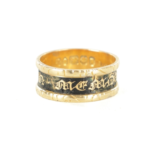 354 - AN EARLY 19TH CENTURY18CT GOLD AND BLACK ENAMEL MOURNING RING with a continuous band of script. Tota... 