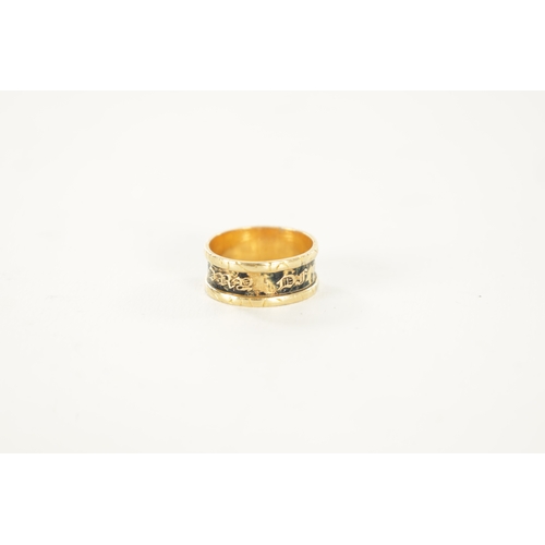 354 - AN EARLY 19TH CENTURY18CT GOLD AND BLACK ENAMEL MOURNING RING with a continuous band of script. Tota... 