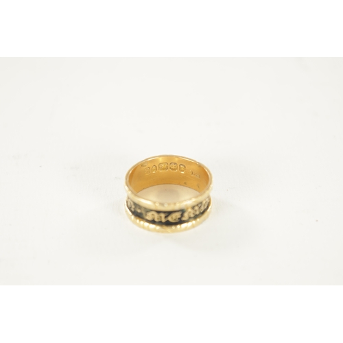 354 - AN EARLY 19TH CENTURY18CT GOLD AND BLACK ENAMEL MOURNING RING with a continuous band of script. Tota... 