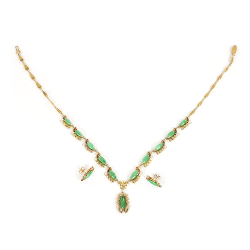 370 - A CHINESE 18CT GOLD AND JADE NECKLACE AND EARRINGS SET with lozenge-shaped jade links and matching e... 