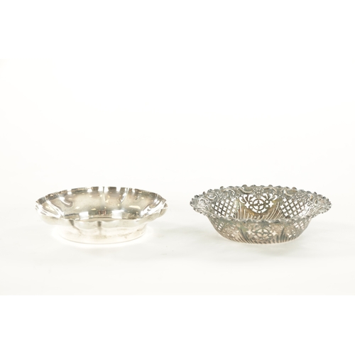 393 - TWO SILVER TRINKET DISHES AND A PAIR OF SILVER MOUNTED GLASS SHAKERS (11cm diameter)