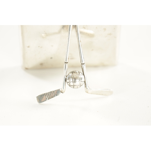 399 - AN EDWARDIAN SILVER GOLFING LETTER CLIP with weighted rectangular base and sprung clip modelled as t... 