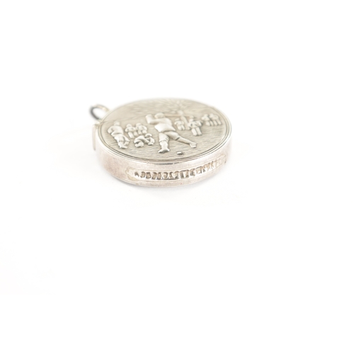 423 - A LATE 20TH CENTURY CIRCULAR SILVER GOLFING VESTA by Repousse Ltd, Birmingham, 20g (3.5cm diameter)