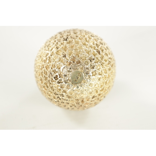 424 - A 1972 STUART DEVLIN SILVER GILT NOVELTY EGG, the textured body with a plain girdle opening to revea... 