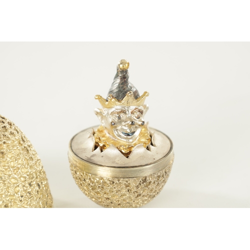 424 - A 1972 STUART DEVLIN SILVER GILT NOVELTY EGG, the textured body with a plain girdle opening to revea... 