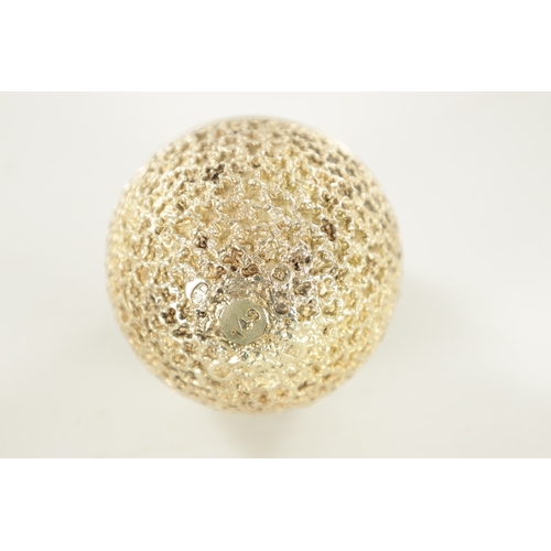 424 - A 1972 STUART DEVLIN SILVER GILT NOVELTY EGG, the textured body with a plain girdle opening to revea... 