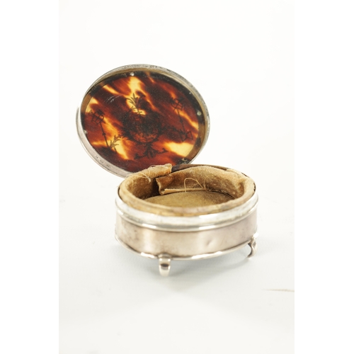 428 - A GEORGE V SILVER DESK CALENDER AND TORTOISESHELL JEWELLERY BOX with revolving date aperture and ivo... 