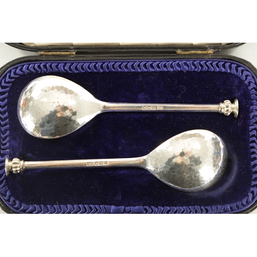 440 - A CASED PAIR OF EDWARD VII SILVER SEAL TOP SPOONS in velvet lined fitted case. Sheffield 1907 makers... 