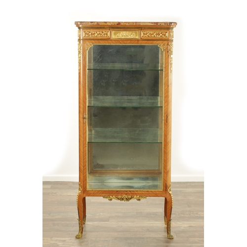 1423 - A FINE LATE 19TH CENTURY FRENCH KINGWOOD AND ORMOLU MOUNTED VITRINE / DISPLAY CABINET IN THE MANNER ... 