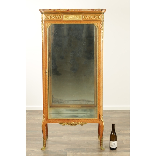 1423 - A FINE LATE 19TH CENTURY FRENCH KINGWOOD AND ORMOLU MOUNTED VITRINE / DISPLAY CABINET IN THE MANNER ... 