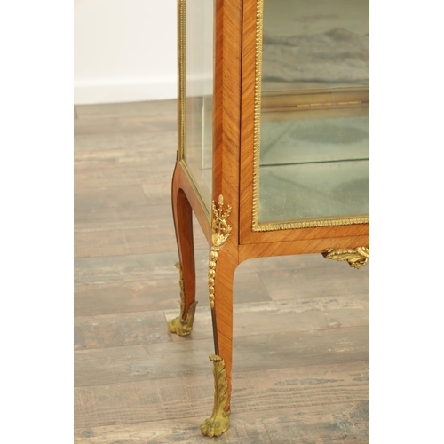 1423 - A FINE LATE 19TH CENTURY FRENCH KINGWOOD AND ORMOLU MOUNTED VITRINE / DISPLAY CABINET IN THE MANNER ... 