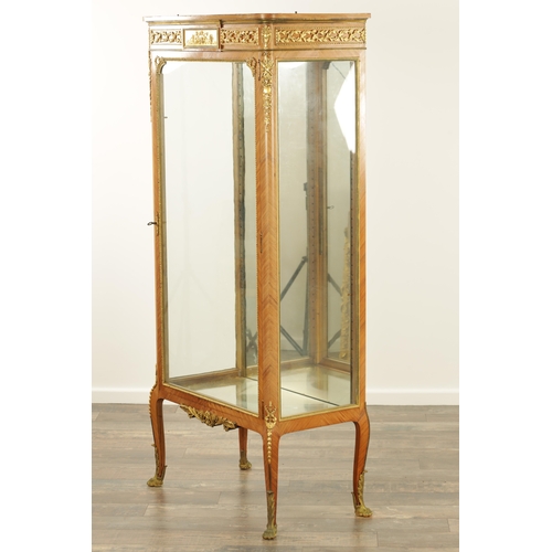 1423 - A FINE LATE 19TH CENTURY FRENCH KINGWOOD AND ORMOLU MOUNTED VITRINE / DISPLAY CABINET IN THE MANNER ... 