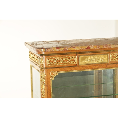 1423 - A FINE LATE 19TH CENTURY FRENCH KINGWOOD AND ORMOLU MOUNTED VITRINE / DISPLAY CABINET IN THE MANNER ... 