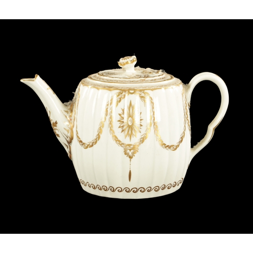 156 - A LATE 18TH CENTURY WORCESTER PORCELAIN BARREL SHAPED TEAPOT decorated with gilt swags (20cm across)