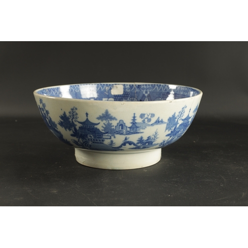 174 - A LARGE EARLY 19TH CENTURY PEARLWARE BOWL printed with a willow pattern and eight plates. (28cm diam... 