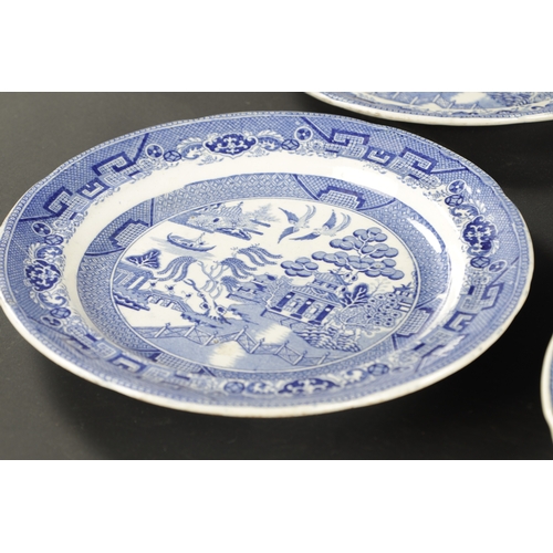 174 - A LARGE EARLY 19TH CENTURY PEARLWARE BOWL printed with a willow pattern and eight plates. (28cm diam... 