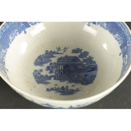 174 - A LARGE EARLY 19TH CENTURY PEARLWARE BOWL printed with a willow pattern and eight plates. (28cm diam... 