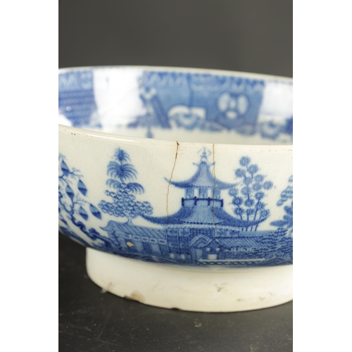 174 - A LARGE EARLY 19TH CENTURY PEARLWARE BOWL printed with a willow pattern and eight plates. (28cm diam... 