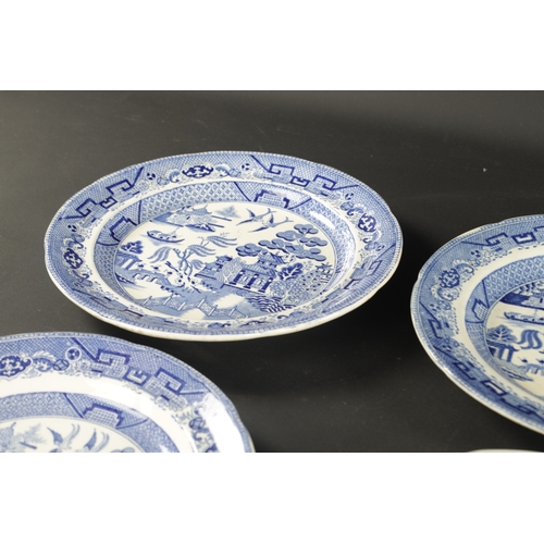 174 - A LARGE EARLY 19TH CENTURY PEARLWARE BOWL printed with a willow pattern and eight plates. (28cm diam... 