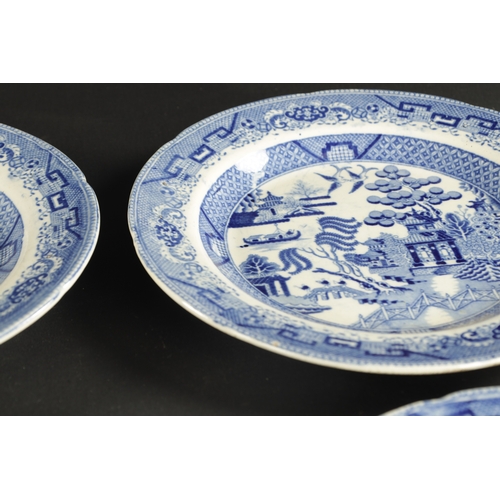 174 - A LARGE EARLY 19TH CENTURY PEARLWARE BOWL printed with a willow pattern and eight plates. (28cm diam... 