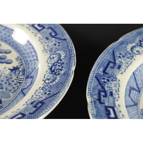 174 - A LARGE EARLY 19TH CENTURY PEARLWARE BOWL printed with a willow pattern and eight plates. (28cm diam... 