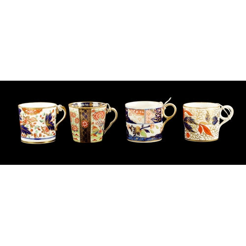 206 - A COLLECTION OF FOUR CHAMBERLAIN WORCESTER COFFEE CANS WITH IMARI DECORATION CIRCA 1800 (6.5cm high)