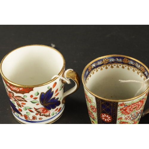 206 - A COLLECTION OF FOUR CHAMBERLAIN WORCESTER COFFEE CANS WITH IMARI DECORATION CIRCA 1800 (6.5cm high)