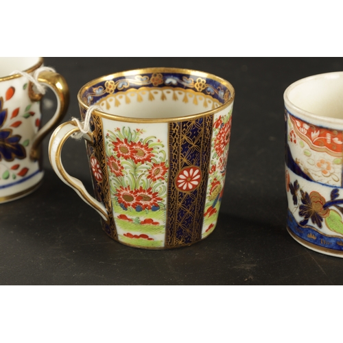 206 - A COLLECTION OF FOUR CHAMBERLAIN WORCESTER COFFEE CANS WITH IMARI DECORATION CIRCA 1800 (6.5cm high)