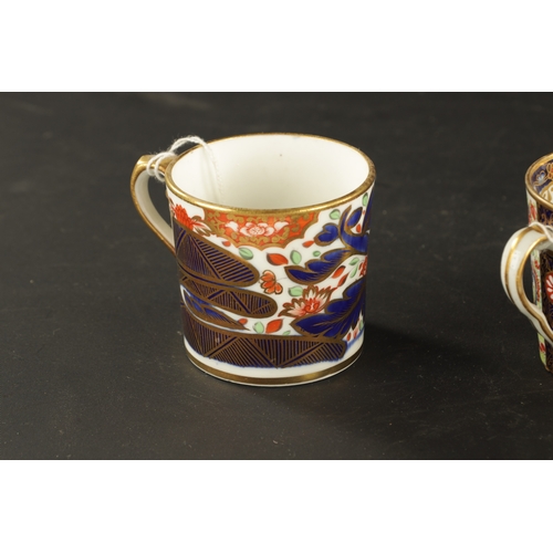 206 - A COLLECTION OF FOUR CHAMBERLAIN WORCESTER COFFEE CANS WITH IMARI DECORATION CIRCA 1800 (6.5cm high)