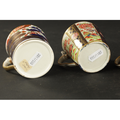 206 - A COLLECTION OF FOUR CHAMBERLAIN WORCESTER COFFEE CANS WITH IMARI DECORATION CIRCA 1800 (6.5cm high)