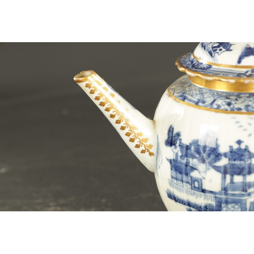 22 - A LATE 18TH CENTURY CHINESE PORCELAIN TEAPOT (19cm high)