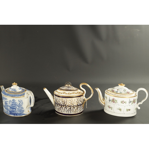 289 - THREE LATE 18TH CENTURY ENGLISH PORCELAIN TEAPOTS AND TWO PEARLWARE COFFEE POTS (28cm high and small... 