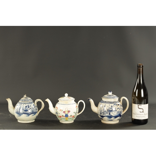 386 - A GROUP OF THREE EARLY 19TH CENTURY ENGLISH PEARLWARE TEAPOTS (16cm high and smaller )