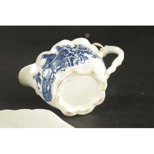 90 - A MID 18TH CENTURY CAUGHLEY PORCELAIN CREAM JUG AND A WORCESTER PORCELAIN TEAPOT STAND (20cm wide)